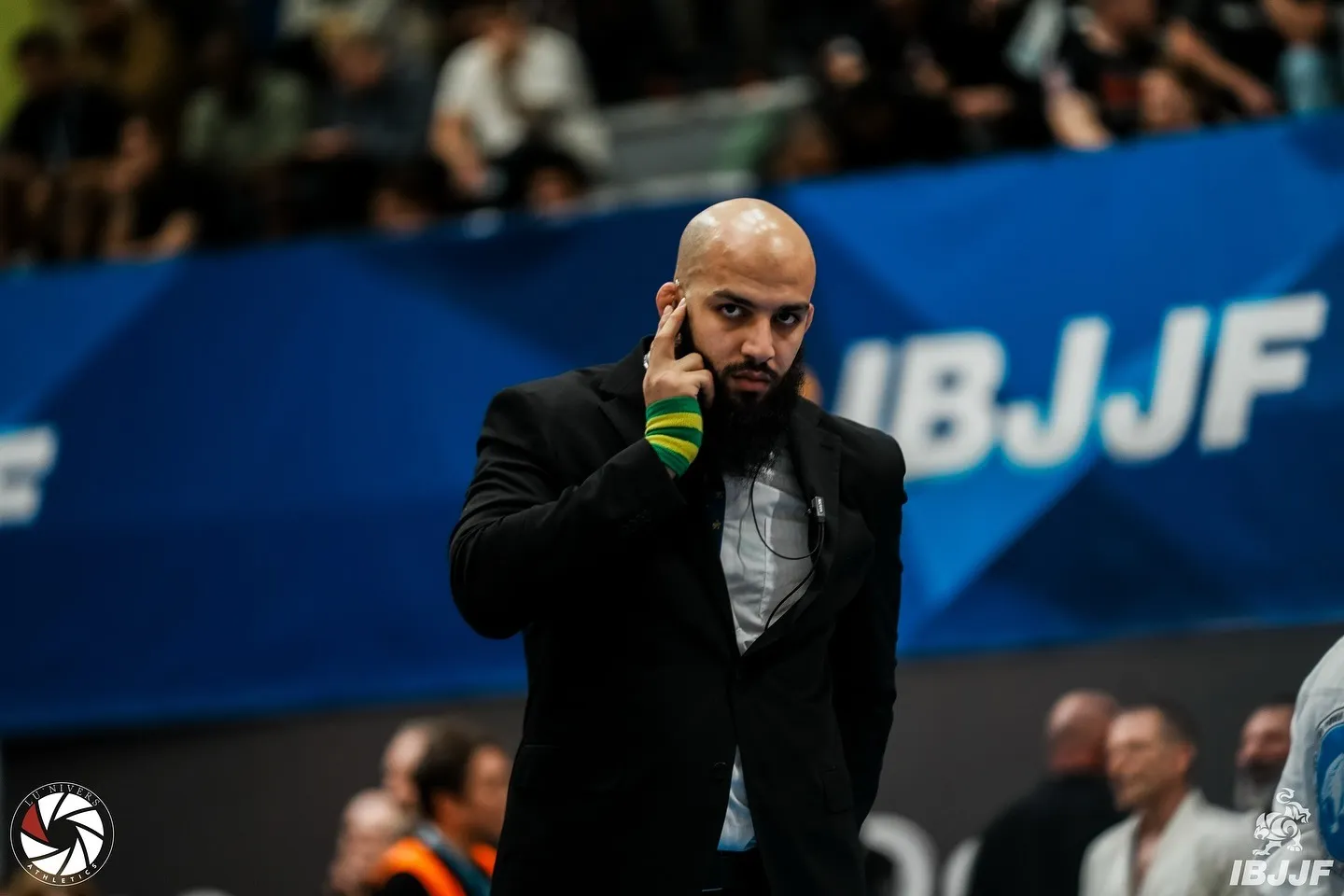 Reda Hamzaoui en tenue d'arbitre au bord du tapis, lors d'un championnat IBJJF